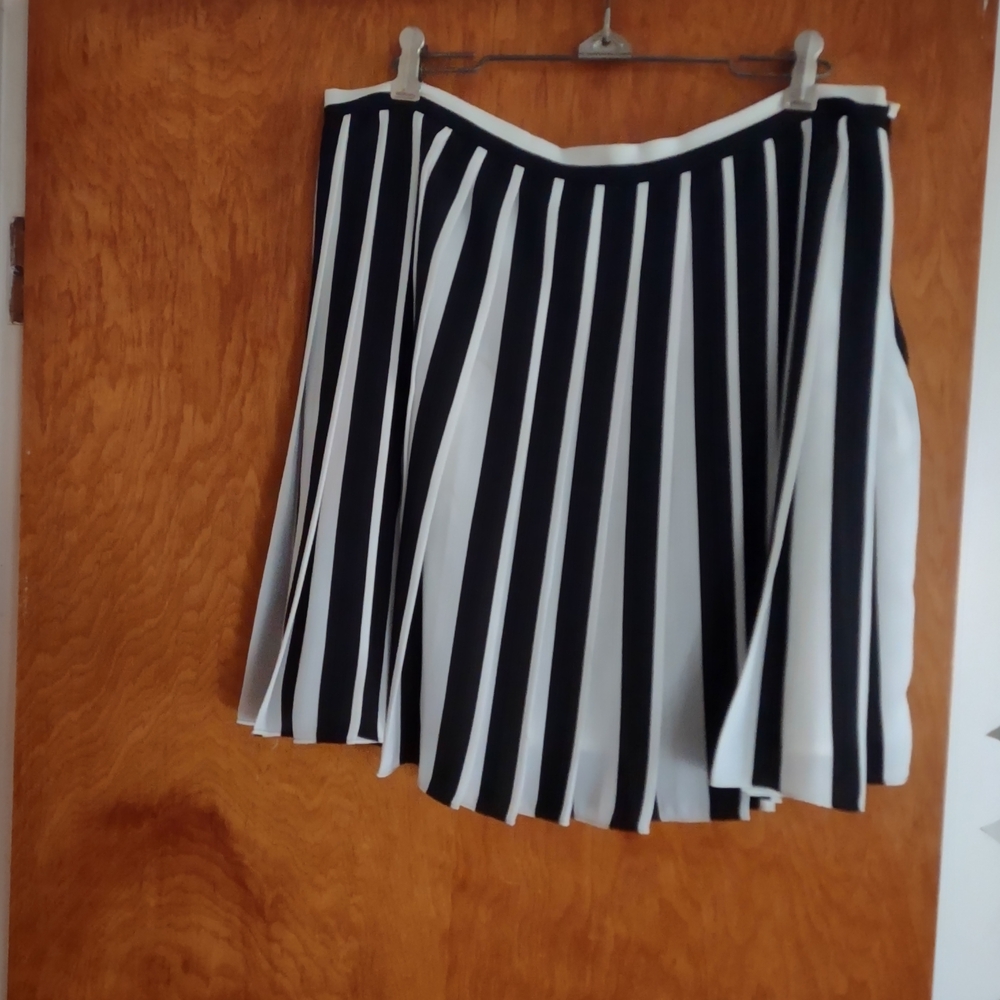 Vince Camuto Black and White Pleated Accordian Skirt